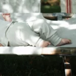 Le leggings basilic côtelé almond milk de la marque Poudre Organic porté par un bébé