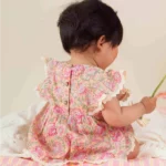 La barboteuse Lena de la marque Louise Misha portée par une enfant