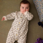 La face avant de la combinaison Hélène de la marque Louise Misha portée par un enfant