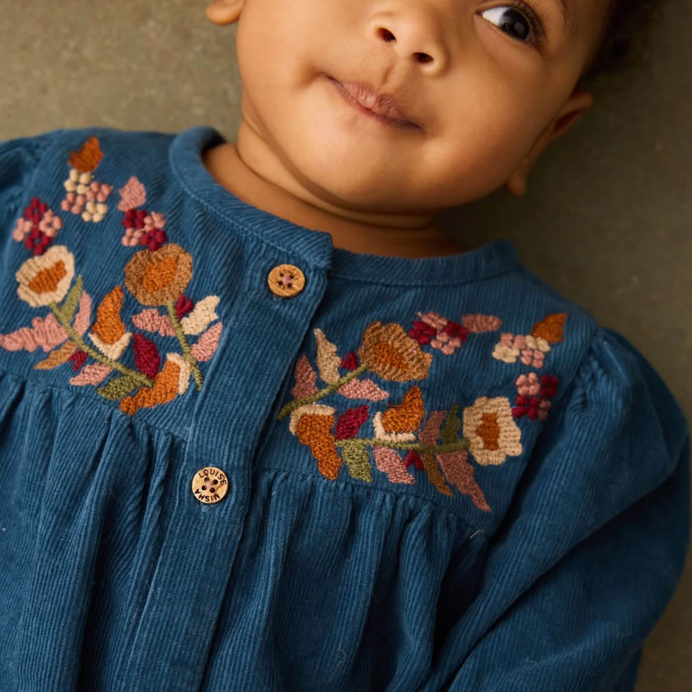 La face avant de la combinaison Idri de la marque Louise Misha portée par un enfant