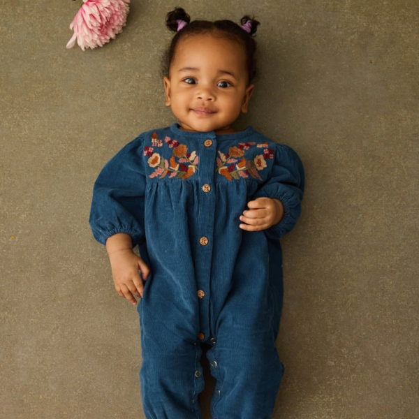La face avant de la combinaison Idri de la marque Louise Misha portée par un enfant