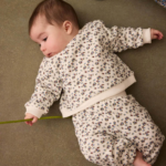 La face avant du sweat Rosalia de la marque Louise Misha porté par un enfant