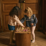 La face avant de la blouse Kerien de la marque Louise Misha portée par un enfant
