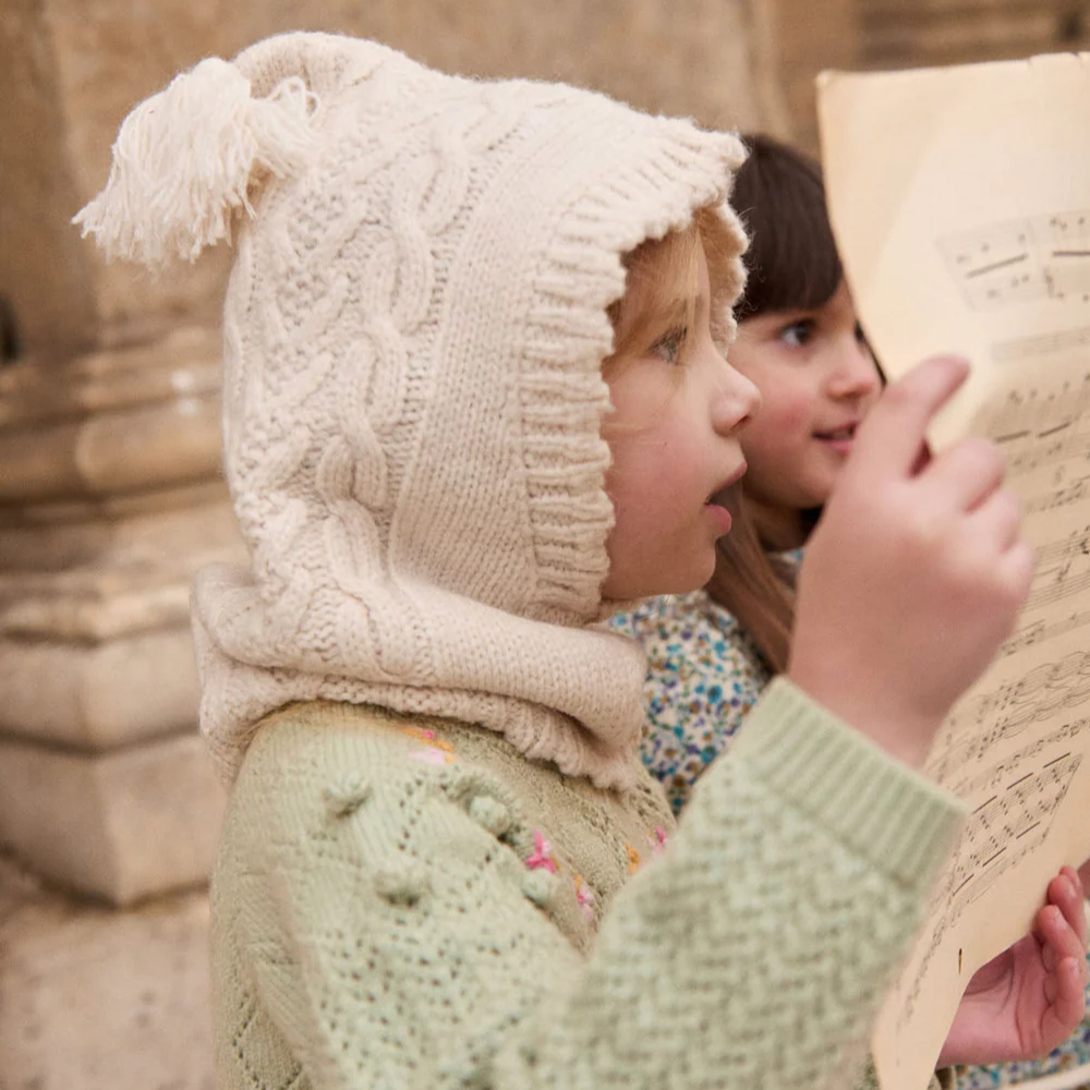 Cagoule Aliouki Cream de Louise Misha La face avant de la cagoule Aliouki couleur Cream de la marque Louise Misha portée par un enfant