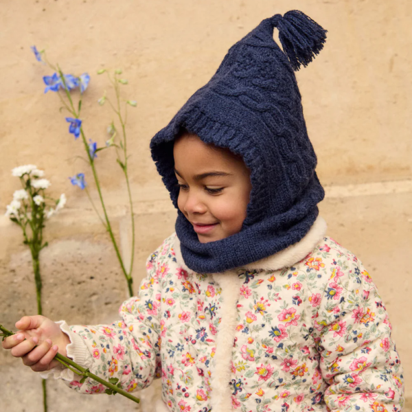 La face avant de la cagoule Aliouki couleur Marine de la marque Louise Misha portée par un enfant