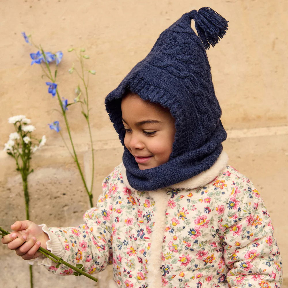 Cagoule Aliouki Marine de Louise Misha La face avant de la cagoule Aliouki couleur Marine de la marque Louise Misha portée par un enfant