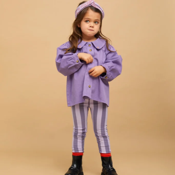 La face avant du chemisier en denim violet de la marque Sproet & Sprout porté par un enfant