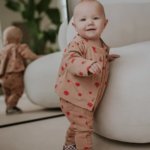 La vue de côté de la combinaison pour bébé grand-père de la marque Sproet & Sprout portée par un enfant