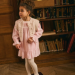 La face avant du gilet sans manches Rekala de la marque Louise Misha porté par un enfant