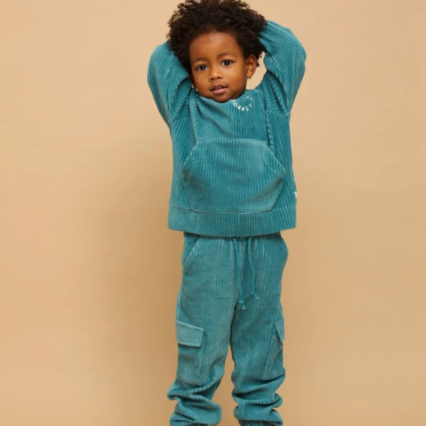 La face avant du jogging cargo côtelé de la marque Sproet & Sprout porté par un enfant