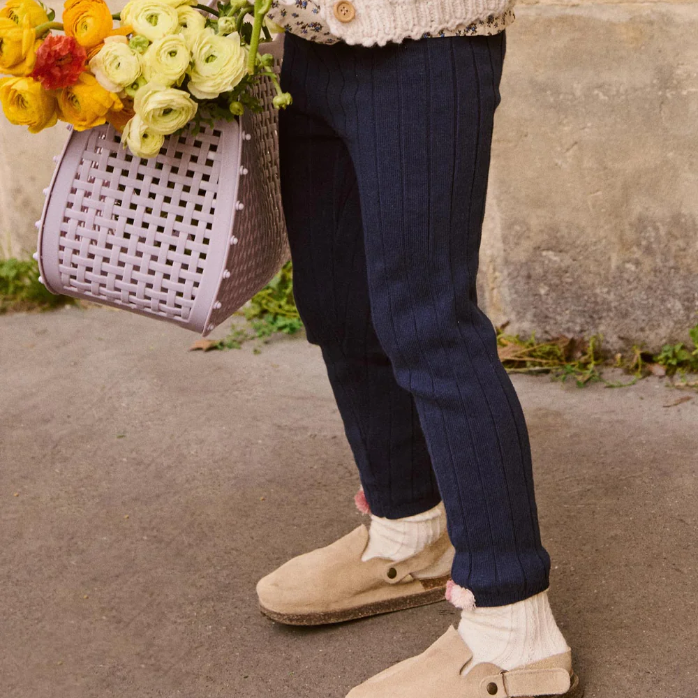 La face avant du legging Moldavia couleur Marine de la marque Louise Misha porté par un enfant
