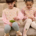 La face avant du legging Moldavia couleur Seashore de la marque Louise Misha porté par un enfant