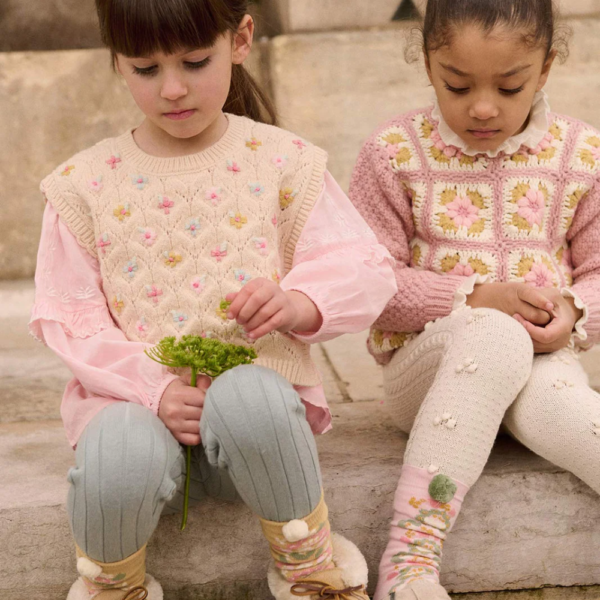 La face avant du legging Moldavia couleur Seashore de la marque Louise Misha porté par un enfant