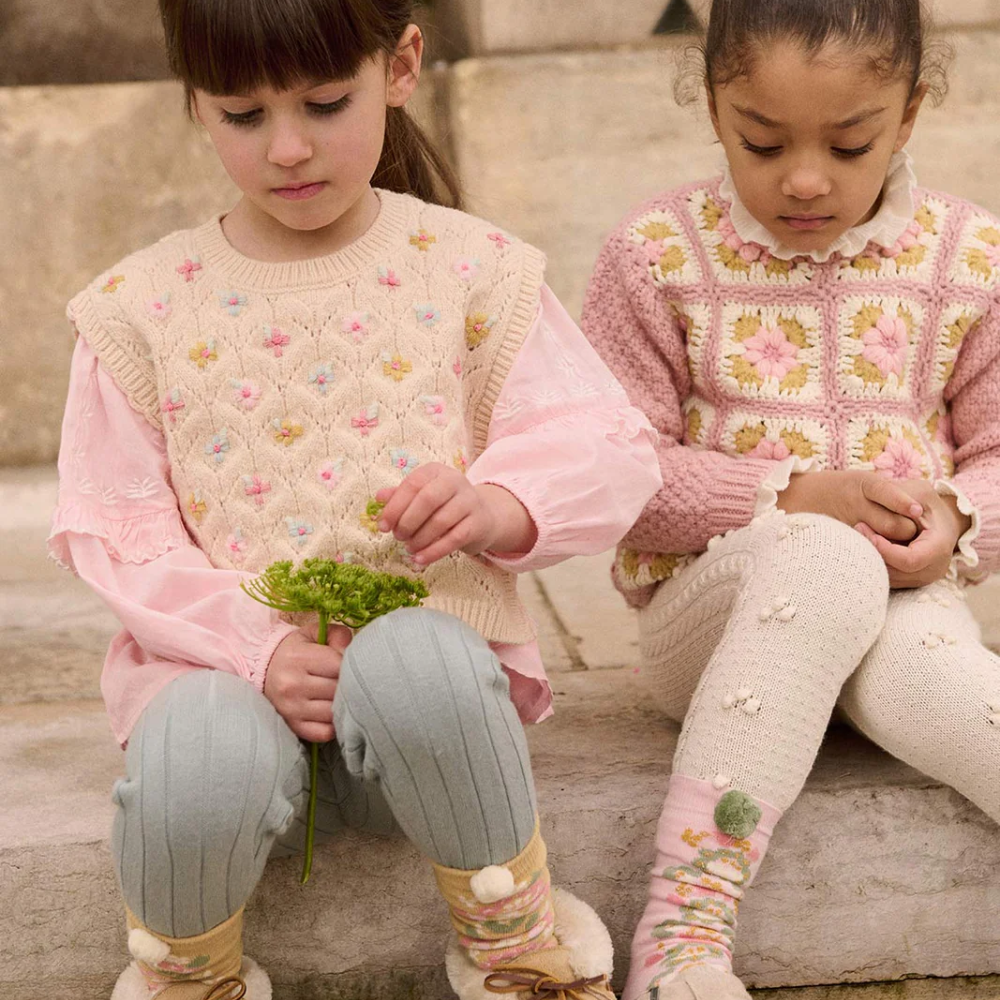 La face avant du legging Moldavia couleur Seashore de la marque Louise Misha porté par un enfant