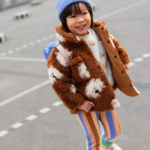 La face avant du legging à rayures multicolores de la marque Sproet & Sprout porté par un enfant