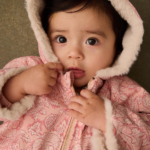 La face avant du manteau Felvet de la marque Louise Misha porté par un enfant