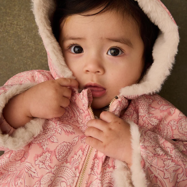 La face avant du manteau Felvet de la marque Louise Misha porté par un enfant