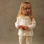 La face avant du pull Evina de la marque Louise Misha porté par un enfant