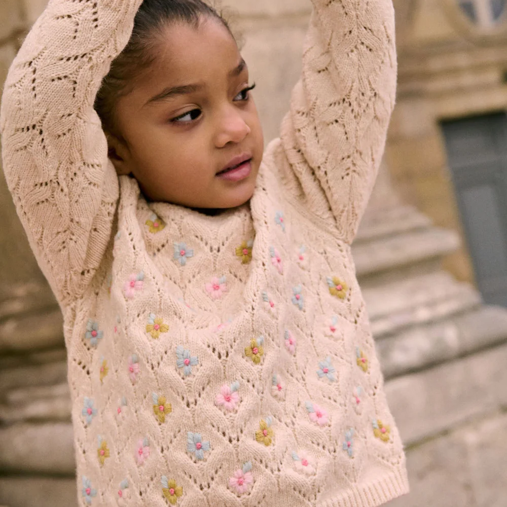 La face avant du pull Jadeli de la marque Louise Misha porté par un enfant