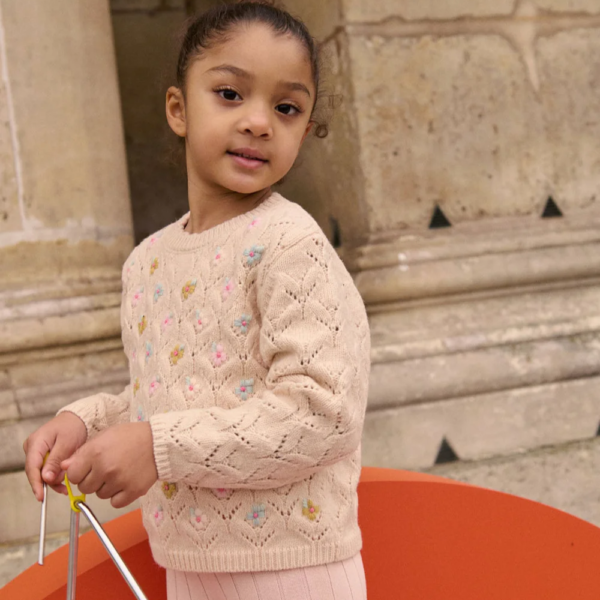 La face avant du pull Jadeli de la marque Louise Misha porté par un enfant