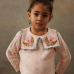 La face avant du pull Rilda de la marque Louise Misha portée par un enfant