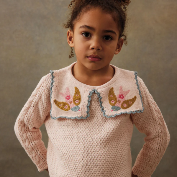 La face avant du pull Rilda de la marque Louise Misha portée par un enfant