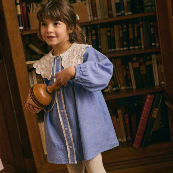 La face avant de la robe Hyacinthe de la marque Louise Misha portée par un enfant