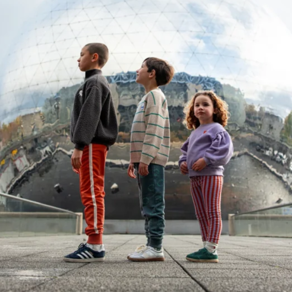 La vue de côté du sweater stripes de la marque Sproet & Sprout porté par un enfant