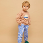 La face avant du sweatshirt Saturn ainsi que la face avant du jogging imprimé Cloudman de la marque Sproet & Sprout portés par un enfant