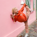 La face avant du sweatshirt velvet ruffle collar de la marque Sproet & Sprout porté par un enfant