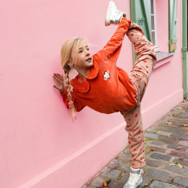 La face avant du sweatshirt velvet ruffle collar de la marque Sproet & Sprout porté par un enfant