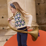 La face avant du top en crochet Rynia de la marque Louise Misha porté par un enfant