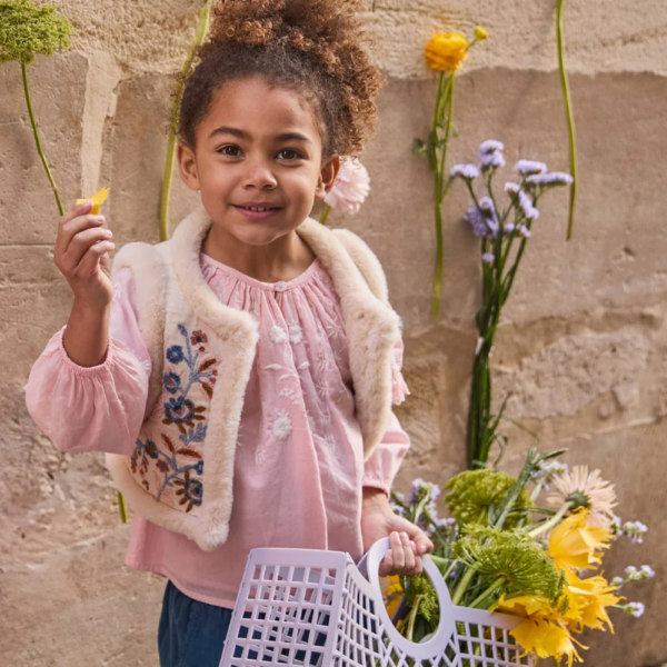 La face avant de la veste Librana de la marque Louise Misha portée par un enfant